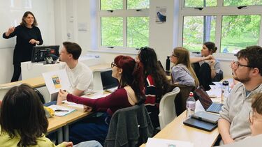 Teacher, De Wilde in front of a group of attentive students 