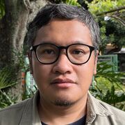 Headshot of Panggah Ardiyansyah with tress behind him